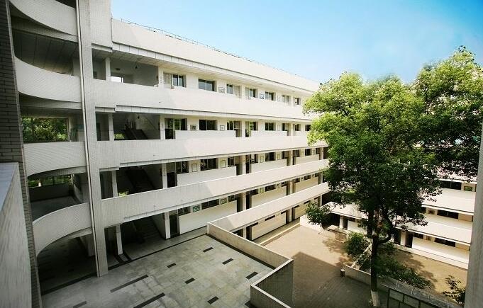 綦江縣楊地灣學?！赋踔胁俊?></a></div>
            <dl>
              <dt><a href=