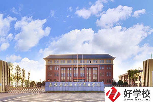 想在郴州市嘉禾縣中專職校讀書，選什么專業(yè)比較好？