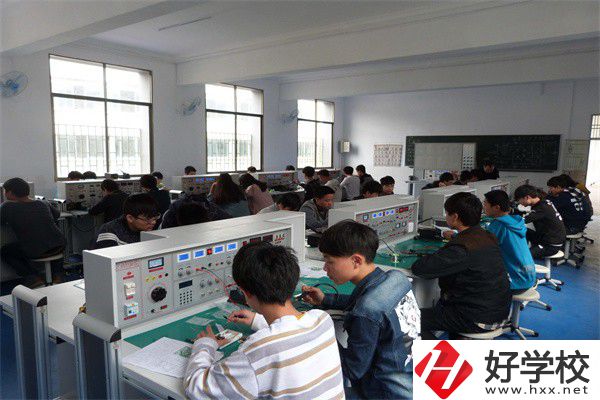 中鋼集團衡陽重機技工學(xué)校是公辦還是民辦？學(xué)費是多少？
