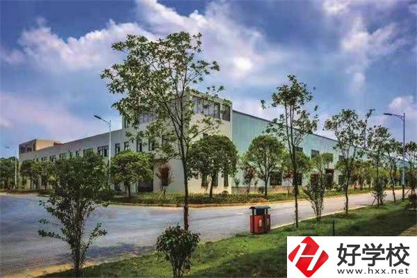 邵陽紡織技工學校的地址在哪？到校有什么必帶物品？