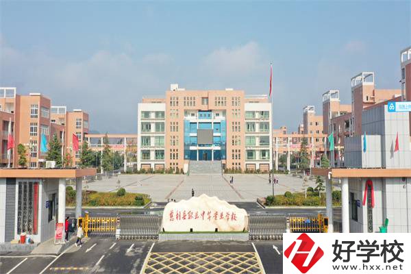 想在慈利學(xué)計算機類專業(yè)可以選擇哪所中專？