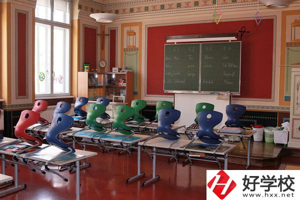 岳陽職業(yè)技術(shù)學(xué)院環(huán)境怎么樣？是民辦的嗎？