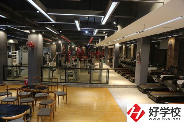 湖南懷化商業(yè)學(xué)校是中專嗎？學(xué)校環(huán)境好不好？