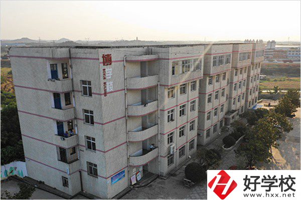 湘潭有開設航空服務專業(yè)的中職學校嗎？學費是多少？
