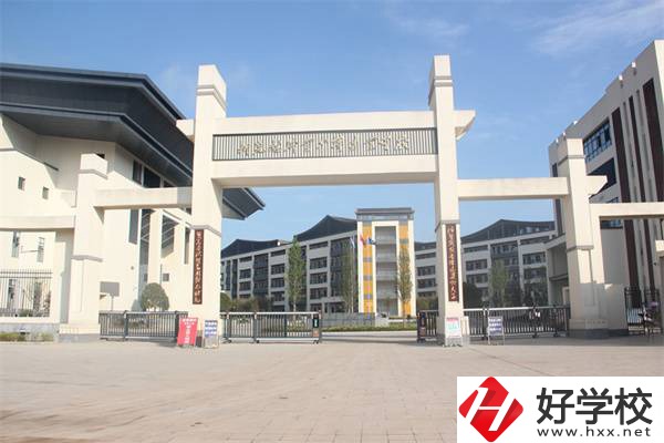 懷化市新晃縣職業(yè)中專的管理怎么樣？嚴(yán)格嗎？