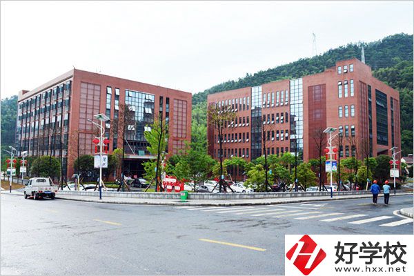 安化縣職業(yè)中專學(xué)校師資怎么樣？環(huán)境好不好？