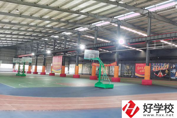 長沙華中醫(yī)衛(wèi)科技中等職業(yè)學(xué)校籃球場(chǎng)