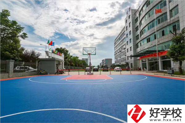 湘潭財經(jīng)職業(yè)技術(shù)學(xué)校是公辦的嗎？有什么特色？