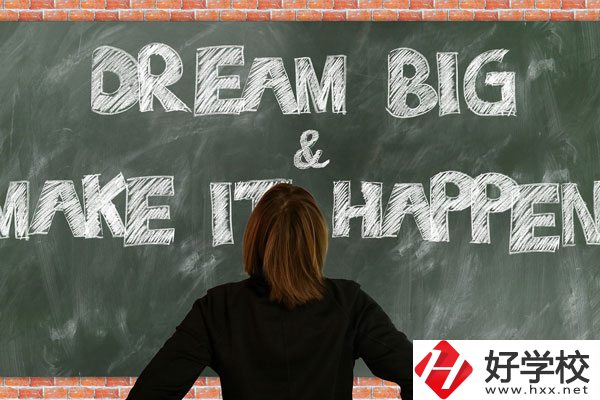 長(zhǎng)沙鐵航職業(yè)中等技術(shù)學(xué)校有哪些專業(yè)？學(xué)費(fèi)貴不貴？