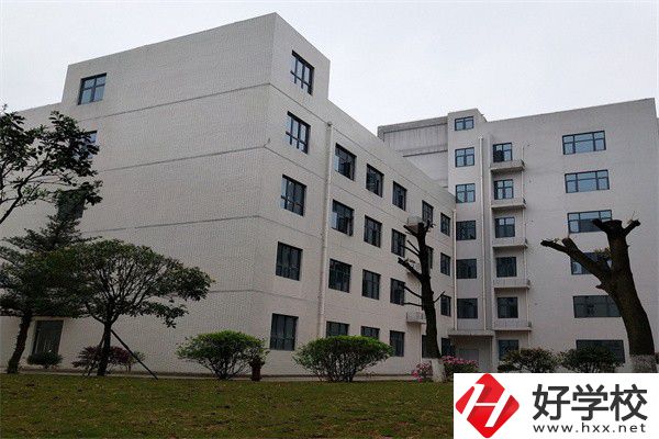 往屆生可以在湖南讀公辦中職嗎？有哪些學(xué)?？梢酝扑]？