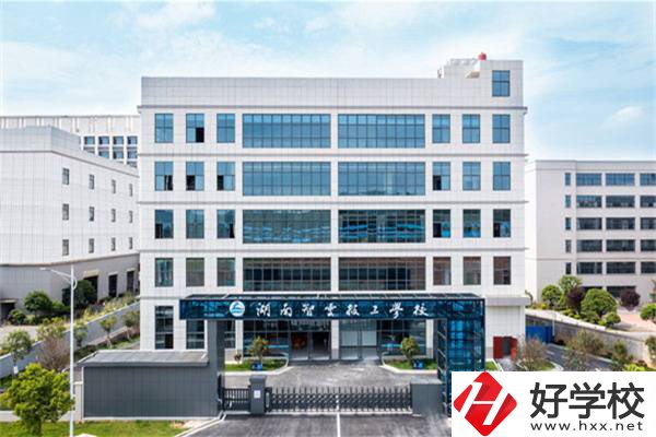湖南辦學(xué)條件好的民辦技校有哪些？學(xué)費(fèi)多少錢(qián)一年？