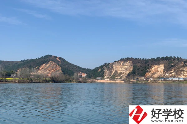 想當(dāng)廚師該選張家界哪所技工學(xué)校？