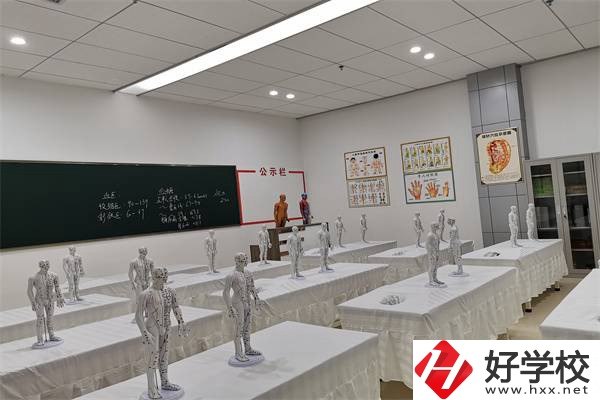 婁底衛(wèi)校招初中生嗎？學(xué)費(fèi)貴嗎？