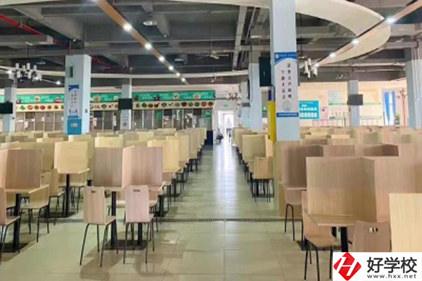 長(zhǎng)沙經(jīng)貿(mào)職業(yè)中專學(xué)校宿舍和食堂環(huán)境怎么樣？