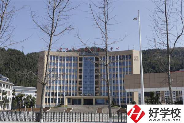 湘西有哪些學(xué)美發(fā)的中職學(xué)校？專業(yè)好就業(yè)嗎？