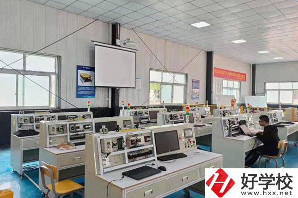 株洲人工智能職業(yè)技術(shù)學(xué)校是公辦還是民辦？學(xué)費貴嗎？
