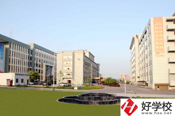 婁底技師學(xué)院有哪些特色專業(yè)？設(shè)施如何？