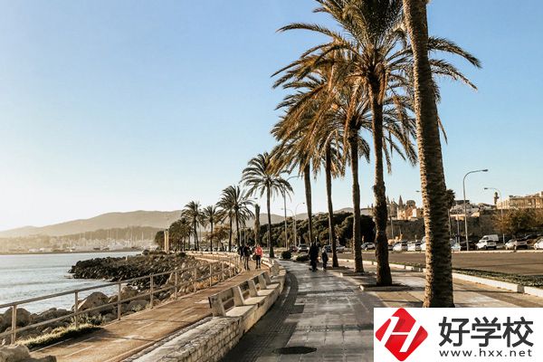 湖南醫(yī)藥職業(yè)中專是公辦還是民辦？可以學(xué)哪些專業(yè)？