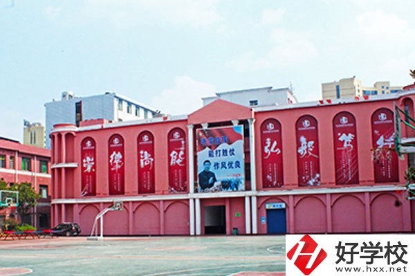 長沙環(huán)球職業(yè)中專學?；@球場