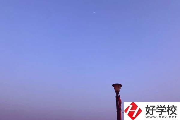 張家界旅游職業(yè)學(xué)校校園環(huán)境怎么樣？