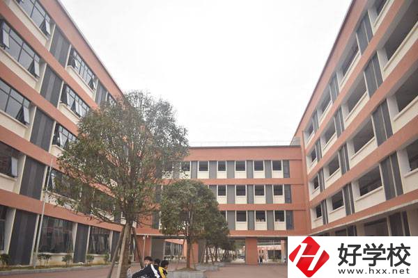 湘西地區(qū)中職學(xué)校一年的學(xué)費大概是多少？