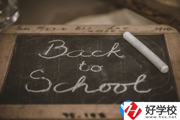 湘潭交通職業(yè)學(xué)校學(xué)費貴不貴，宿舍怎么樣？