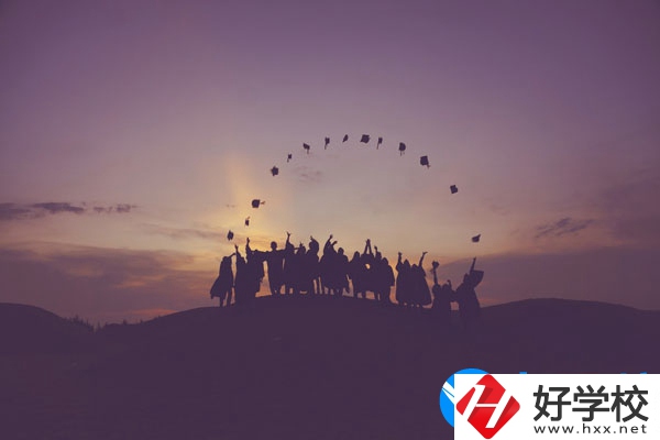湘潭交通職業(yè)學(xué)校學(xué)費(fèi)貴不貴，宿舍怎么樣？