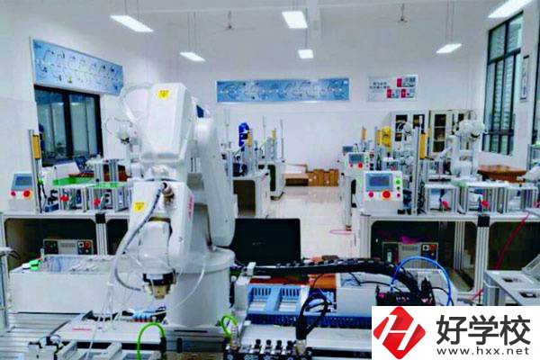 望城區(qū)職業(yè)中專是什么性質(zhì)的學校？一學期要多少錢？