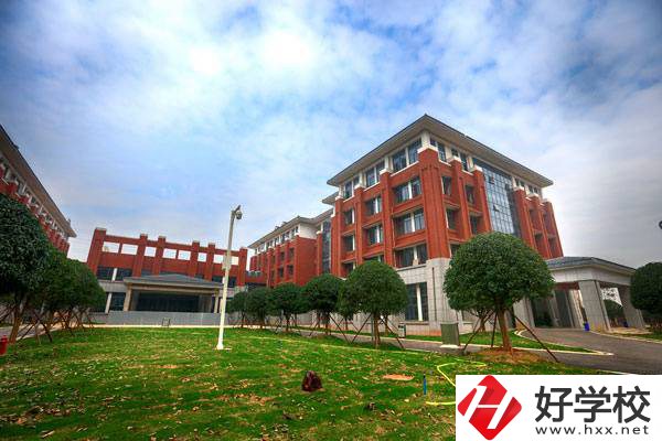 湖南初升高選中專還是五年制大專？有什么學校能推薦？