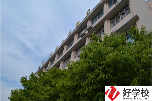 懷化文理學(xué)校是中專嗎？學(xué)費情況怎么樣？