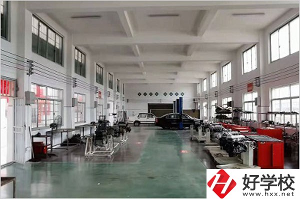 漣源工貿(mào)職業(yè)中專(zhuān)學(xué)校汽修實(shí)訓(xùn)室