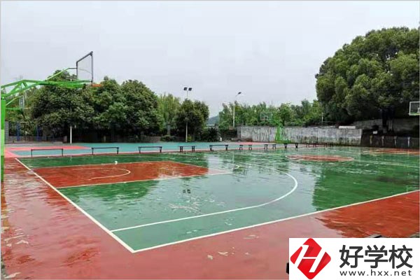 岳陽市網(wǎng)絡(luò)工程職業(yè)技術(shù)學(xué)校好不好？學(xué)校環(huán)境怎么樣？