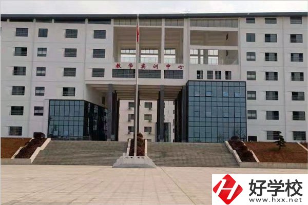 　　錯過了讀普通高中的機會，如果就這么進(jìn)入社會了，或許就真的要走上工地搬磚或者進(jìn)廠“打螺絲”這條路了。在技校學(xué)一門手藝，至少可以讓自己未來的道路不那么坎坷。小編也了解到許多同學(xué)對衡陽市第五技工學(xué)校比較感興趣，那么就讓我們一起來看看這所技工學(xué)校的相關(guān)信息吧。  　　一、學(xué)校簡介  　　這是一所省重點公辦技工學(xué)校。學(xué)校創(chuàng)辦于1981年，為湖南省骨干技工學(xué)校。學(xué)校為企業(yè)化辦學(xué)，所有開設(shè)的課程,從教學(xué)計劃、教學(xué)內(nèi)容到教學(xué)手段都嚴(yán)格按照企業(yè)要求和標(biāo)準(zhǔn)進(jìn)行設(shè)計確定,實現(xiàn)校企一體,專業(yè)共建,資源共享。  　　二、辦學(xué)規(guī)模  　　學(xué)校共有云集和雁峰兩個校區(qū)，現(xiàn)有96名教職員工，其中包括17名高級教師、35名中級教師以及14名實習(xí)指導(dǎo)老師，云集校區(qū)占地150余畝，建筑面積9萬多平方米，建有現(xiàn)代化的圖文信息中心、教學(xué)實訓(xùn)中心、后勤服務(wù)中心和體藝活動中心;配備高標(biāo)準(zhǔn)的學(xué)生公寓及賓館式的技能培訓(xùn)樓，學(xué)校全面實行智能化管理。雁峰校區(qū)座落于衡陽市中心，學(xué)校占地面積超過200畝，建筑面積超過十萬平方米，校園風(fēng)景優(yōu)美，文化底蘊深厚。  　　三、專業(yè)設(shè)置  　　學(xué)校已形成中等職業(yè)教育和短期培訓(xùn)等多種辦學(xué)體系，目前開設(shè)了機電一體化技術(shù)、形象設(shè)計、動漫與游戲設(shè)計等12個專業(yè)。  　　四、就業(yè)情況  　　目前學(xué)校采取訂單教育方式，開設(shè)的各專業(yè)均按市場需求設(shè)置，具有廣闊的就業(yè)前景。學(xué)校自1995年以來已成為上海廣達(dá)集團、富士康科技集團、美的集團、科龍公司、廣州萬寶冷機集團、佛山豐富汽車配件廠等十多家沿海大中型企業(yè)的人才定點培訓(xùn)基地，確保每屆畢業(yè)生100%就業(yè)。  　　以上就是衡陽市第五技工學(xué)校的大概情況了，這所學(xué)校還是比較不錯的。既然選擇了讀技工學(xué)校，同學(xué)們就一定要沉下心來好好學(xué)習(xí)技術(shù)。畢竟未來進(jìn)入社會能不能“吃飽飯”就看在學(xué)校這幾年了。成功的路上必定是充滿荊棘和坎坷的，只有堅持才能獲得最后的成功!