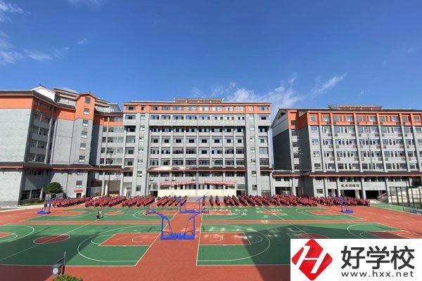 湖南懷化商業(yè)學(xué)校是中專嗎？學(xué)校環(huán)境好不好？