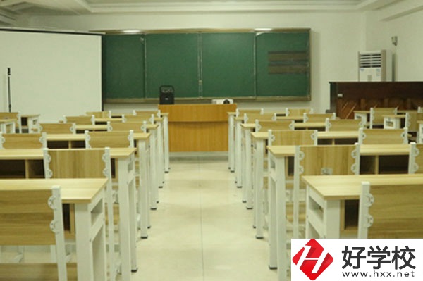 湖南長沙藝術(shù)學(xué)校的學(xué)費(fèi)是多少？