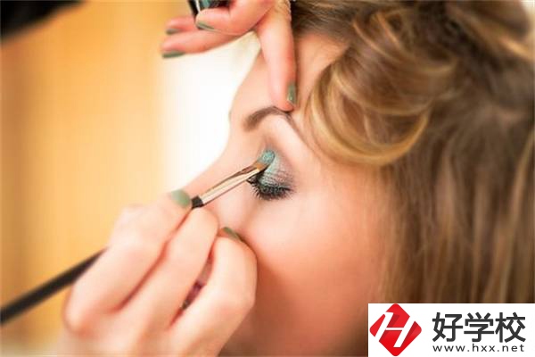 在湖南女生讀技校學(xué)什么專業(yè)最吃香？就業(yè)前景怎么樣？