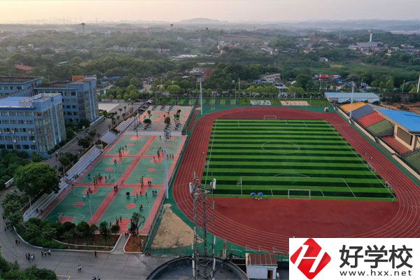 湘潭工貿(mào)中專(zhuān)招收往屆生嗎？