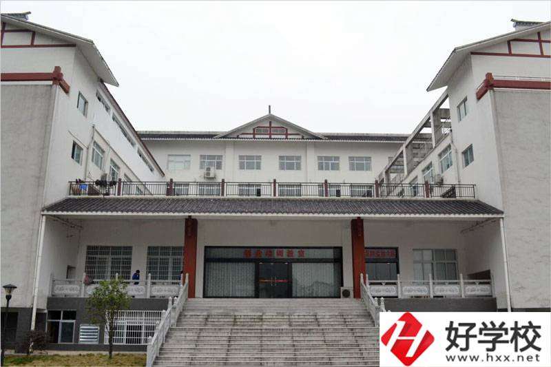 在張家界讀旅游管理專(zhuān)業(yè)，推薦哪所中職學(xué)校？