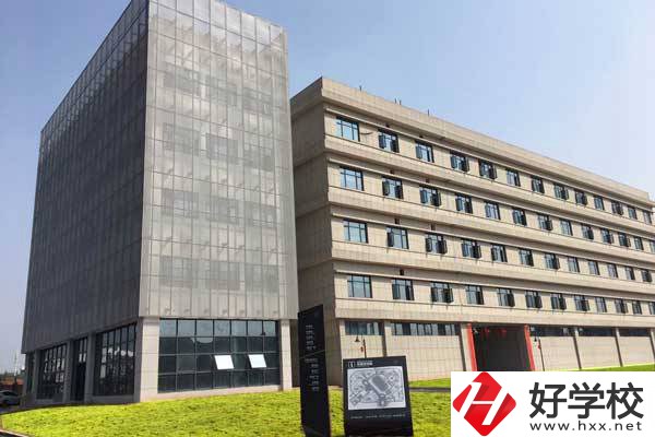 株洲市工業(yè)中等專(zhuān)業(yè)學(xué)校是公立的嗎？一年學(xué)費(fèi)多少？