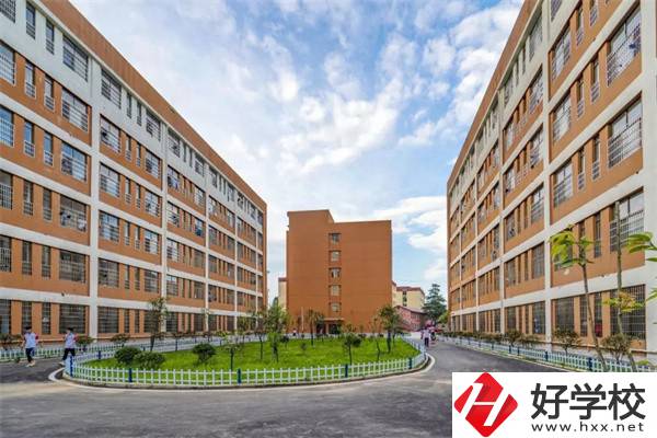 想去婁底新化楚怡工業(yè)學(xué)校該怎么走？