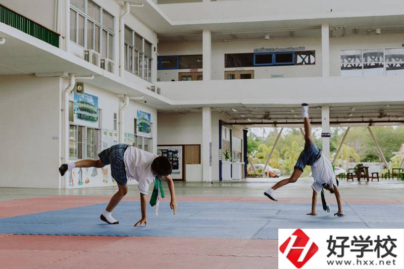 湖南護(hù)理學(xué)校是什么性質(zhì)的學(xué)校？是公辦的嗎？