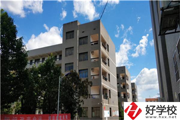 在婁底有開設(shè)航空專業(yè)的職校嗎？學(xué)航空專業(yè)有前途嗎？