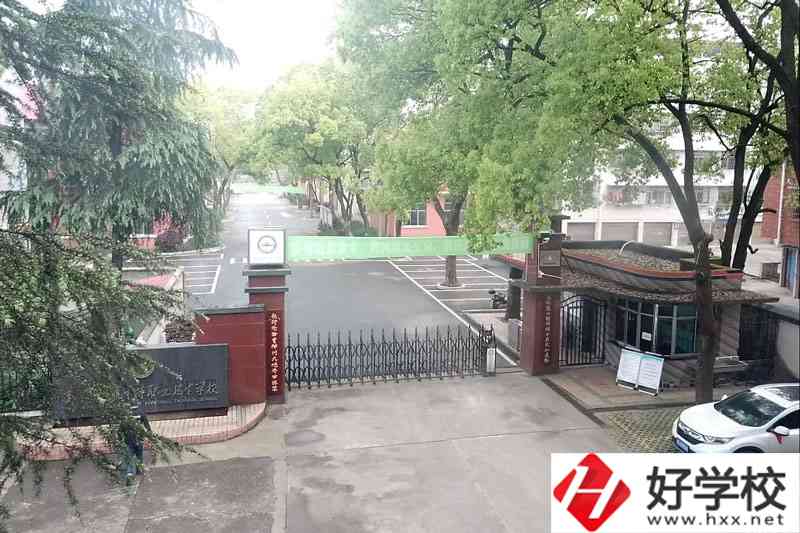 湖南邵陽(yáng)市遠(yuǎn)航中等職業(yè)技術(shù)學(xué)校大門、