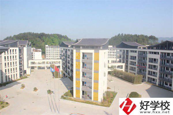 懷化有少數(shù)民族特色的中職有哪些？辦學(xué)條件怎么樣？